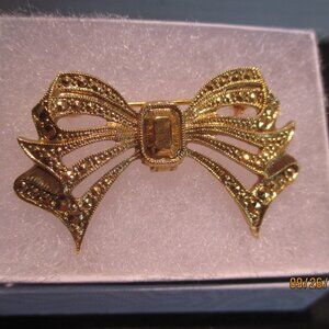 Gold Tone Bow Brooch/Pin/Enhancer.  Amber Center Stone. New